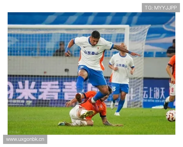 内忧外患!山东泰山争冠危机暴露,主帅战术分歧与阵容老化引发球迷热议 内忧外患!山东泰山争冠危机暴露,主帅战术分歧与阵容老化引发球迷热议