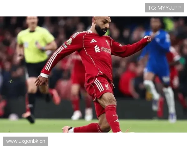 斯特林与萨拉赫在反击推进中出现角色分化：前者更倚重边路爆点，后者转向内切终结